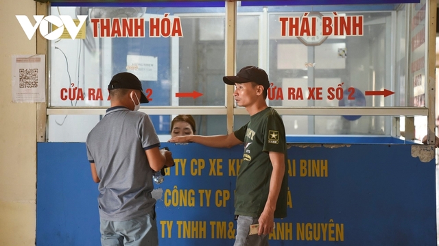 Người dân bắt đầu về quê nghỉ lễ 2/9, các bến xe Hà Nội chưa bị quá tải - Ảnh 12.
