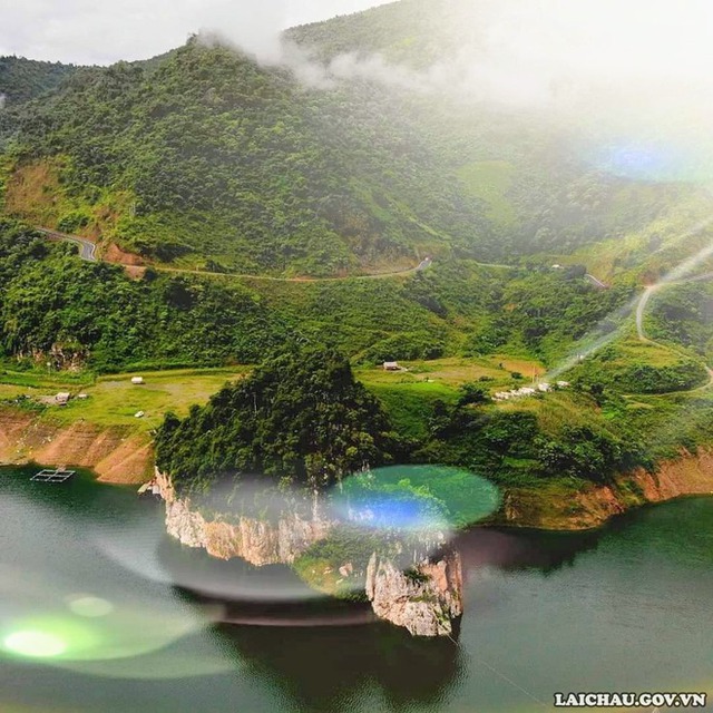 Satisfied with the beautiful scenes that are likened to "miniature Ha Long Bay" across the country - Photo 24.