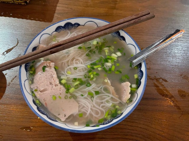 The American journalist fell for the memorable taste of Vietnamese vermicelli, a dish that sounded very strange - Photo 4.