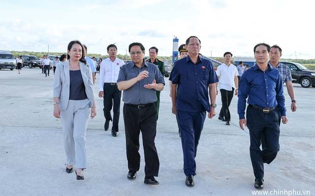 Thủ tướng Phạm Minh Chính kiểm tra, đôn đốc tiến độ xây dựng Cảng hàng không Phan Thiết - Ảnh: VGP/Nhật Bắc