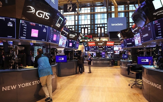 Chứng khoán Mỹ giảm phiên thứ ba liên tiếp, Dow Jones mất hơn 300 điểm