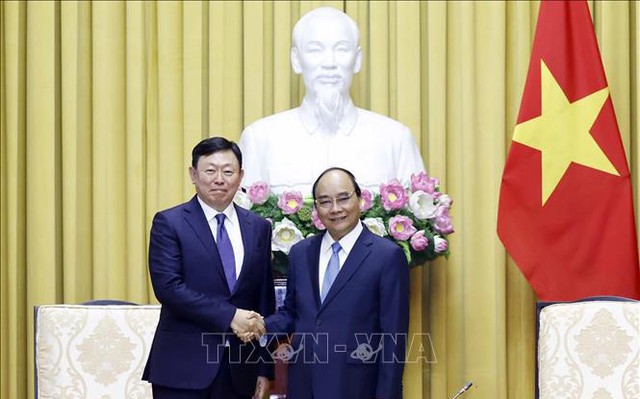 Chủ tịch nước Nguyễn Xuân Phúc tiếp Chủ tịch Tập đoàn Lotte Shin Dong-bin. Ảnh: Thống Nhất/TTXVN