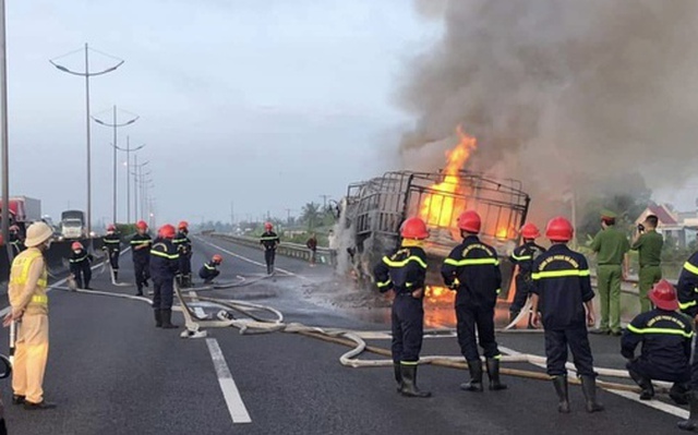 Lực lượng chữa cháy triển khai công tác dập lửa. Ảnh: N.T