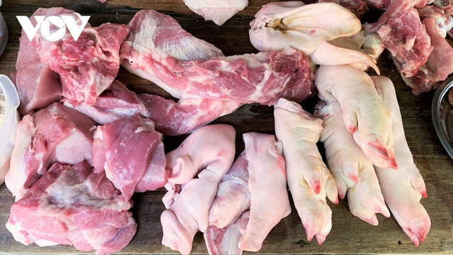 Giá thịt lợn tăng cao, người mua 10.000 đồng cũng bán - Ảnh 1.
