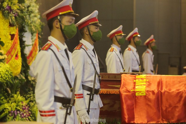 Xúc động nghi lễ phủ cờ Tổ quốc lên linh cữu 3 liệt sĩ Cảnh sát PCCC - Ảnh 5.