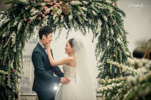 Nhà thiết kế đám cưới tiết lộ hôn lễ đặc biệt của bản thân: Sảnh đường và cổng hoa trang trí thế nào mà cô dâu rớm nước mắt! - Ảnh 15.