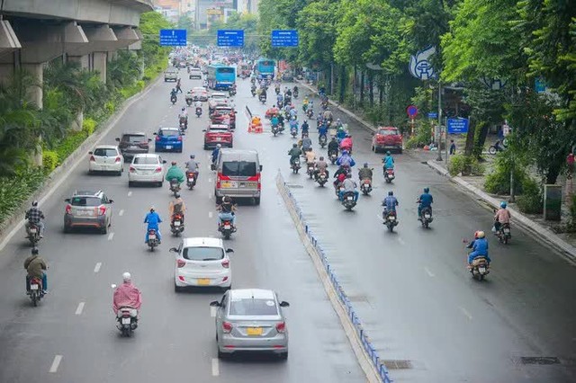  Bỡ ngỡ ngày đầu tách làn ôtô, xe máy trên đường Nguyễn Trãi  - Ảnh 1.