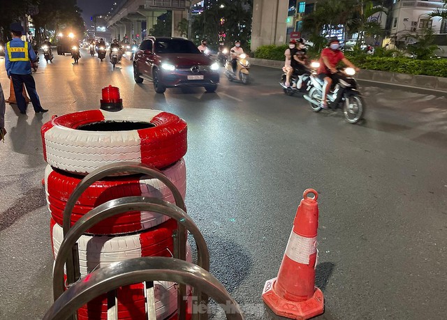 Công nhân hối hả lắp dải phân cách cứng tách ô tô, xe máy Đường Nguyễn Trãi trong đêm - Ảnh 12.
