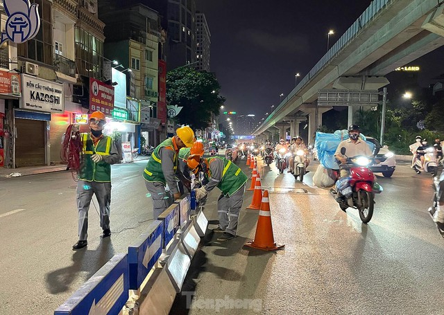 Công nhân hối hả lắp dải phân cách cứng tách ô tô, xe máy Đường Nguyễn Trãi trong đêm - Ảnh 3.
