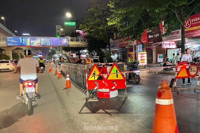 Công nhân hối hả lắp dải phân cách cứng tách ô tô, xe máy Đường Nguyễn Trãi trong đêm - Ảnh 5.