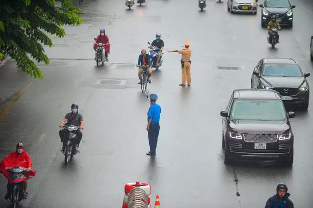  Bỡ ngỡ ngày đầu tách làn ôtô, xe máy trên đường Nguyễn Trãi  - Ảnh 5.