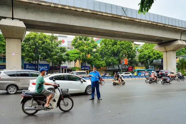  Bỡ ngỡ ngày đầu tách làn ôtô, xe máy trên đường Nguyễn Trãi  - Ảnh 6.