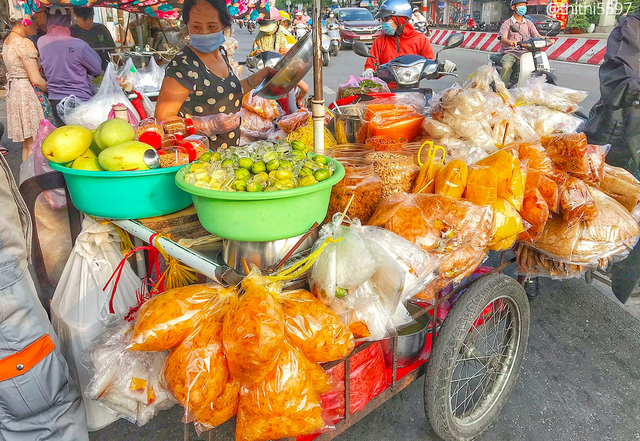 Món bánh tráng phơi sương nổi tiếng tại TP.HCM bỗng trở thành “bánh tráng thị phi”, hàng loạt Tiktoker tranh cãi là cứng hay mềm, ngon hay không ngon? - Ảnh 1.