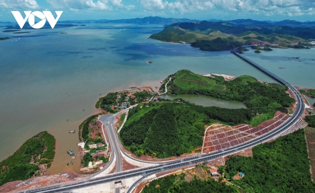 Khung cảnh hùng vĩ quanh cây cầu vượt biển dài nhất Quảng Ninh - Ảnh 2.