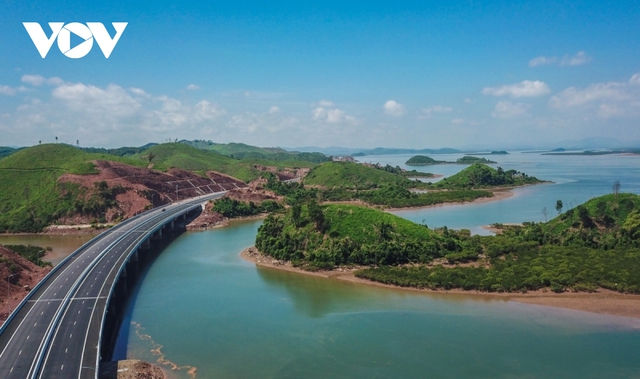 Khung cảnh hùng vĩ quanh cây cầu vượt biển dài nhất Quảng Ninh - Ảnh 5.