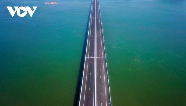 Khung cảnh hùng vĩ quanh cây cầu vượt biển dài nhất Quảng Ninh - Ảnh 6.