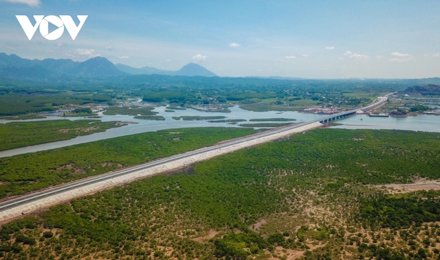 Khung cảnh hùng vĩ quanh cây cầu vượt biển dài nhất Quảng Ninh - Ảnh 9.