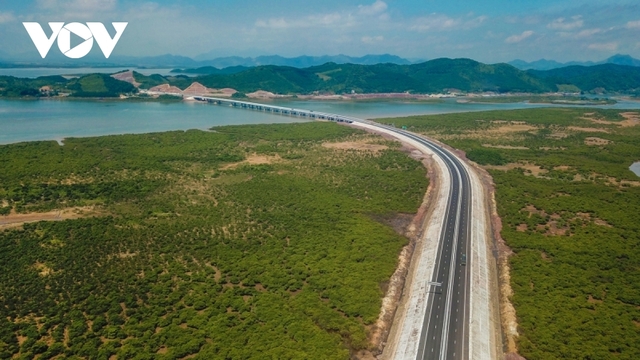 Khung cảnh hùng vĩ quanh cây cầu vượt biển dài nhất Quảng Ninh - Ảnh 10.