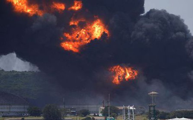 Cảng nhiên liệu Cuba cháy như "địa ngục", 6 nước hợp lực cứu hỏa