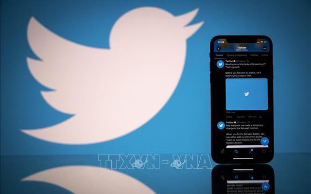 Biểu tượng của mạng xã hội Twitter trên màn hình điện thoại và máy tính bảng. Ảnh: AFP/TTXVN