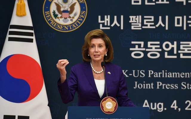 Chủ tịch Hạ viện Mỹ Nancy Pelsosi phát biểu tại cuộc họp báo ngày 4-8 ở Seoul, Hàn Quốc - Ảnh: REUTERS