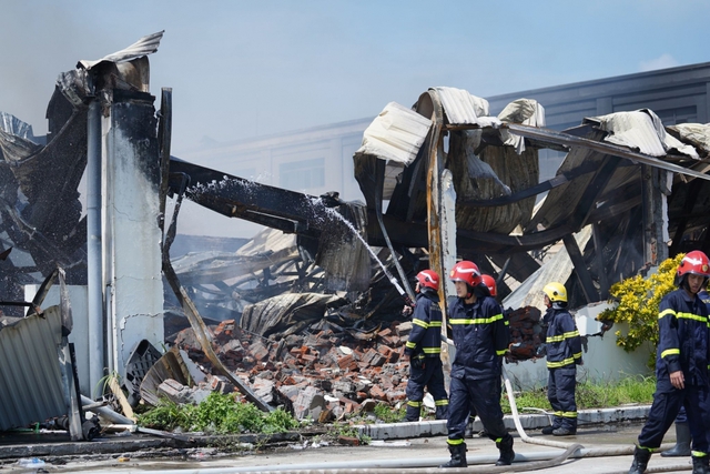 Hiện trường vụ cháy nhà xưởng tại khu công nghiệp Quang Minh - Ảnh 13.