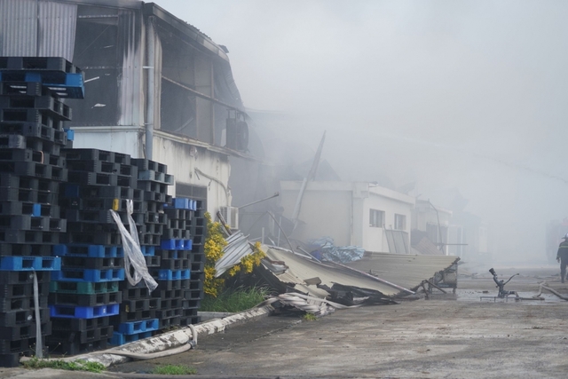 Hiện trường vụ cháy nhà xưởng tại khu công nghiệp Quang Minh - Ảnh 14.