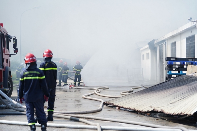 Hiện trường vụ cháy nhà xưởng tại khu công nghiệp Quang Minh - Ảnh 15.