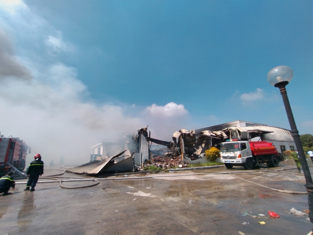 Hiện trường vụ cháy nhà xưởng tại khu công nghiệp Quang Minh - Ảnh 16.