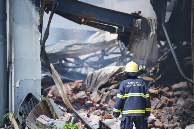 Hiện trường vụ cháy nhà xưởng tại khu công nghiệp Quang Minh - Ảnh 17.