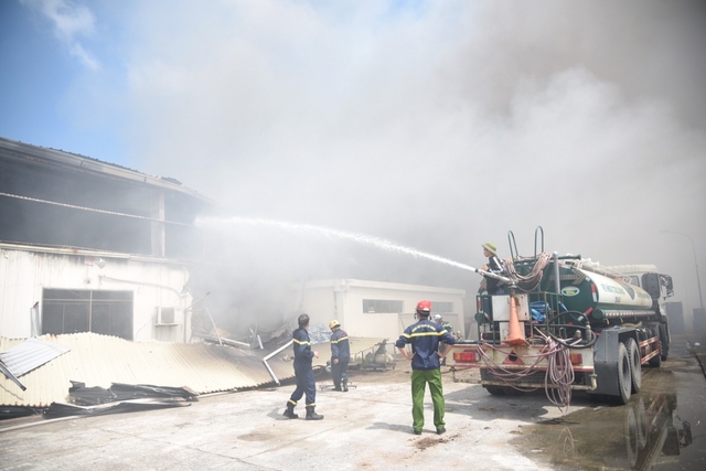 Hiện trường vụ cháy nhà xưởng tại khu công nghiệp Quang Minh - Ảnh 3.