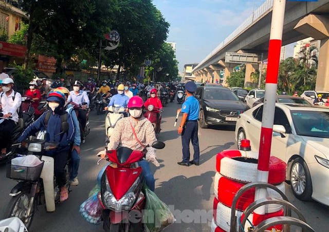 Giao thông lộn xộn, ùn ứ sau khi phân làn xe ở đường Nguyễn Trãi - Ảnh 4.