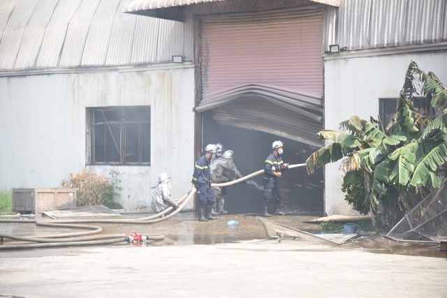 Hiện trường vụ cháy nhà xưởng tại khu công nghiệp Quang Minh - Ảnh 5.
