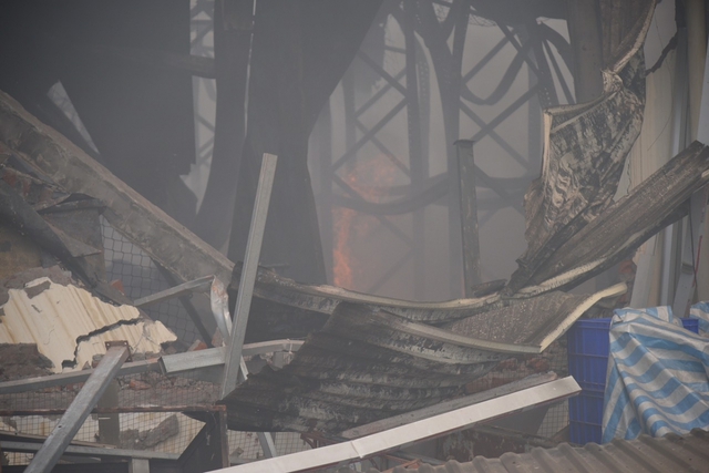 Hiện trường vụ cháy nhà xưởng tại khu công nghiệp Quang Minh - Ảnh 6.