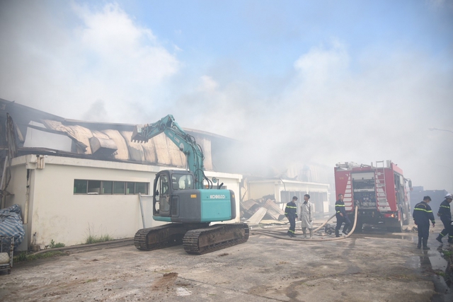 Hiện trường vụ cháy nhà xưởng tại khu công nghiệp Quang Minh - Ảnh 8.