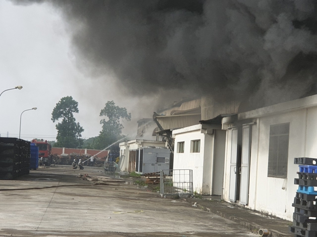 Hiện trường vụ cháy nhà xưởng tại khu công nghiệp Quang Minh - Ảnh 9.