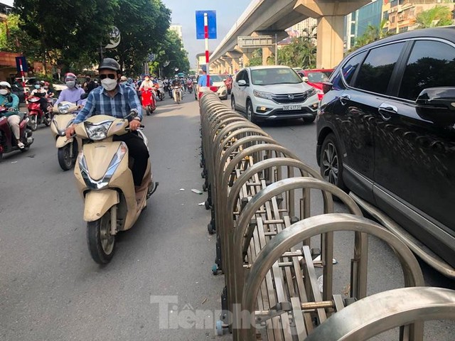 Giao thông lộn xộn, ùn ứ sau khi phân làn xe ở đường Nguyễn Trãi - Ảnh 10.