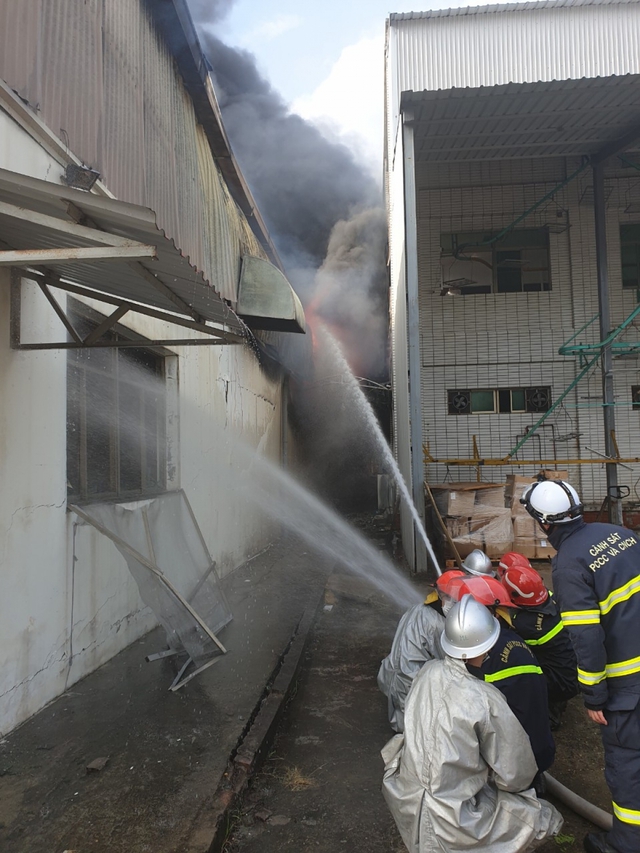 Hiện trường vụ cháy nhà xưởng tại khu công nghiệp Quang Minh - Ảnh 10.