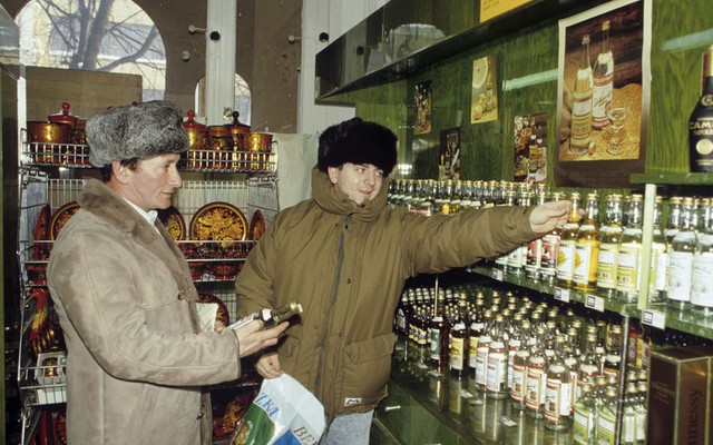 Khách du lịch mua sắm trong cửa hàng Beryozka ở Moscow (Nga). Ảnh: Sputnik