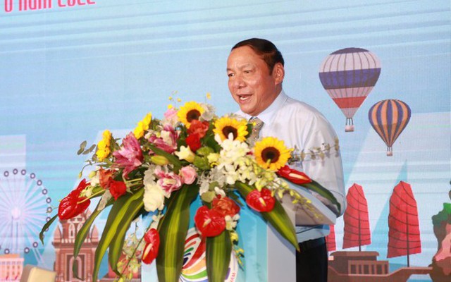 Bộ trưởng Nguyễn Văn Hùng trao đổi tại hội nghị. Ảnh: Ngô Tùng