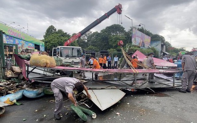 TP.HCM: Cổng chào công viên nước Đầm Sen đổ sập xuống đường, nhiều người bỏ chạy TP.HCM: Cổng chào công viên nước Đầm Sen đổ sập xuống đường, nhiều người bỏ chạy