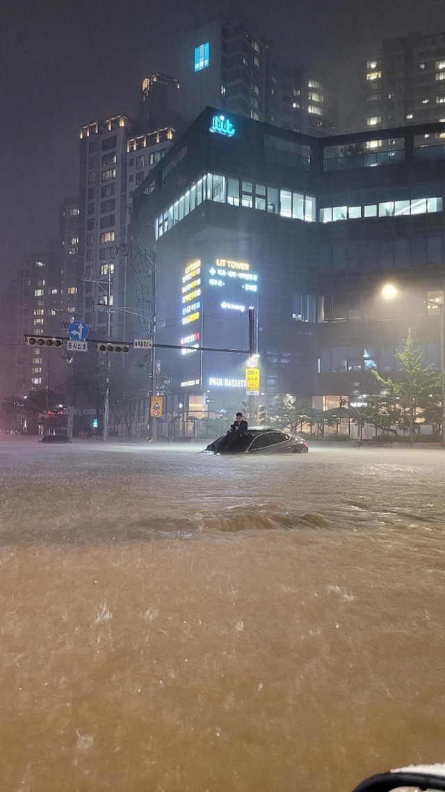 7 người thiệt mạng trong trận mưa lũ lịch sử ở Seoul, Hàn Quốc, màn chụp ảnh trên nóc xe ngập nước ở Keangnam tái xuất tại Gangnam - Ảnh 1.