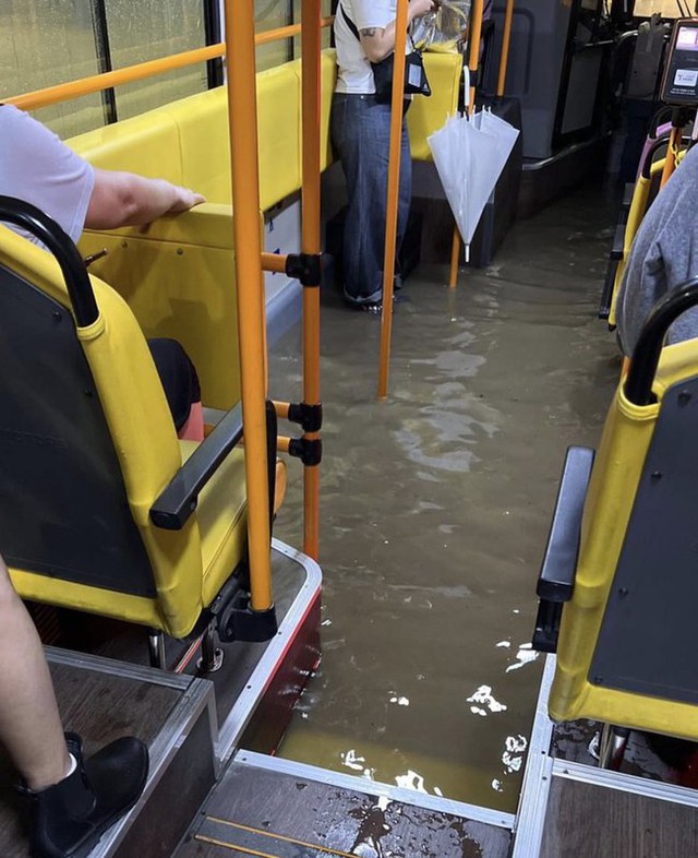 Trận mưa lũ lịch sử ở Seoul: Người Việt chia sẻ trải nghiệm đáng nhớ, nước cống ngập nhà, phải tá túc ở nhà tắm hơi công cộng - Ảnh 2.