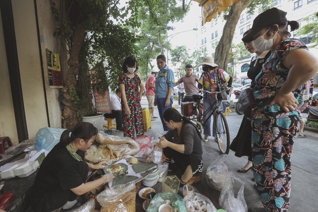 Hàng xôi xéo từng khiến người nước ngoài hoa mắt vì cách gói xôi nhanh như múa bây giờ ra sao? - Ảnh 2.