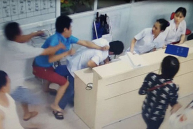  Nhân viên y tế lại bị hành hung, Bộ Y tế đề nghị Bộ Công an hỗ trợ  - Ảnh 1.
