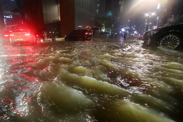 Chùm ảnh: Seoul xung quanh toàn là nước trong trận mưa lớn nhất 80 năm qua, hàng loạt người phải rời bỏ nhà cửa - Ảnh 11.