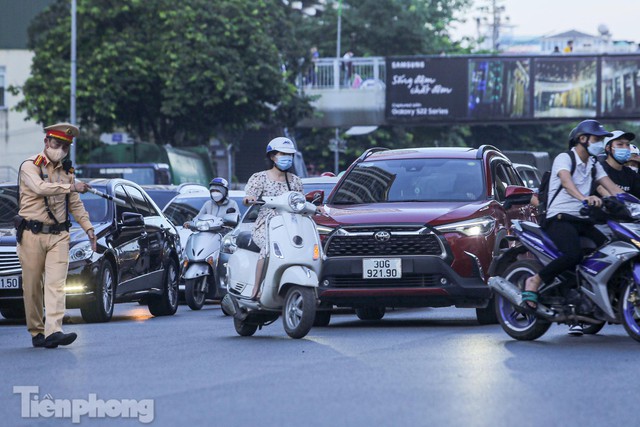 Xe máy tạt 4 làn ô tô để quay đầu trên đường Nguyễn Trãi - Ảnh 11.
