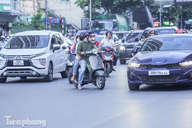 Xe máy tạt 4 làn ô tô để quay đầu trên đường Nguyễn Trãi - Ảnh 14.