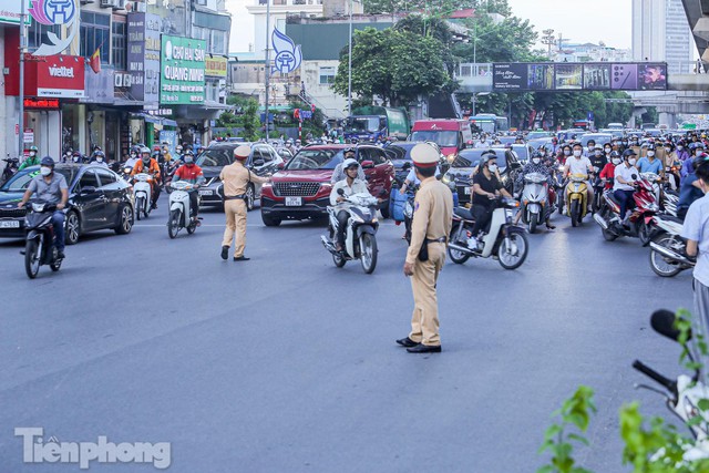 Xe máy tạt 4 làn ô tô để quay đầu trên đường Nguyễn Trãi - Ảnh 15.