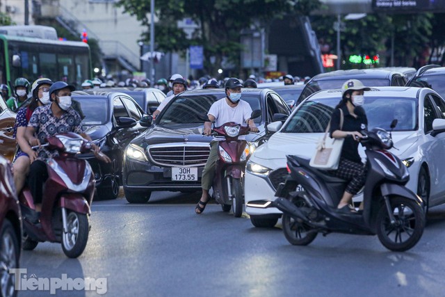 Xe máy tạt 4 làn ô tô để quay đầu trên đường Nguyễn Trãi - Ảnh 16.